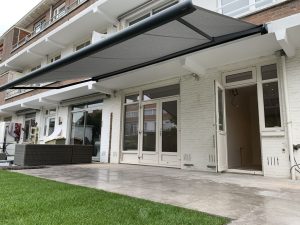 Grijs zwart knikarmscherm op maat door Lamonta Zonwering