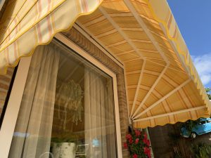 Gele markies geplaatst door Lamonta Zonwering