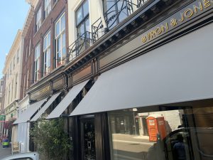 Uitvalschermen zijn verkrijgbaar in alle RAL kleuren bij Lamonta Zonwering